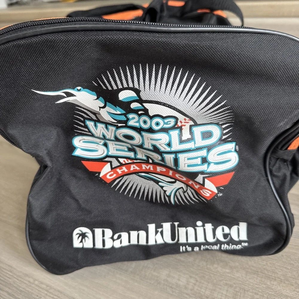 FLORIDA MARLINS 2003 WORLD SERIES CHAMPIONS Team Issued Duffle Bag‎